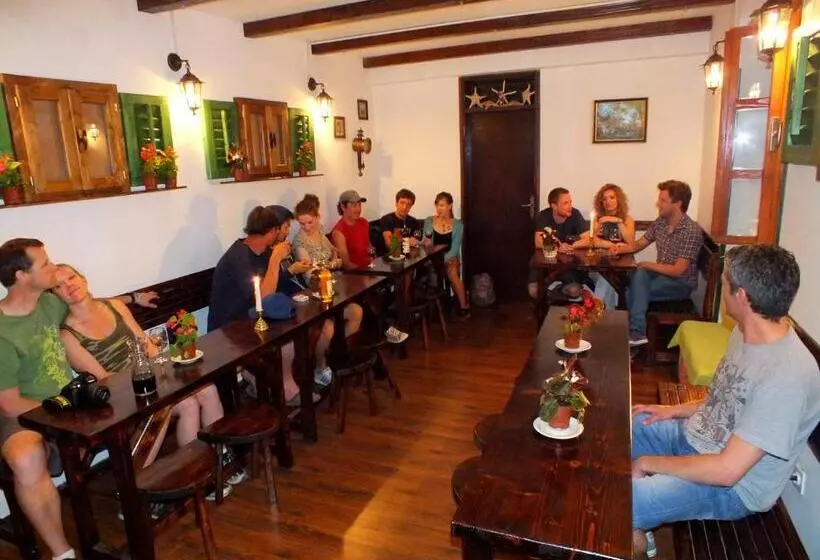 هاستل Montenegro Backpackers Home Kotor