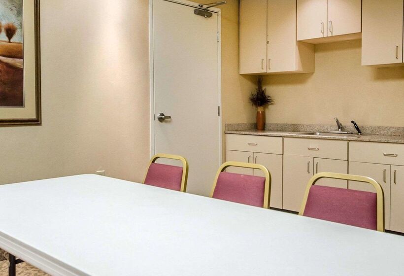 فندق Comfort Suites