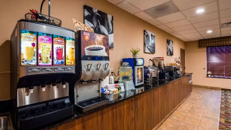 酒店 Best Western Plus Victor Inn & Suites