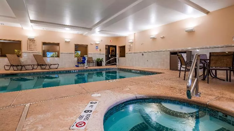 酒店 Best Western Plus Victor Inn & Suites