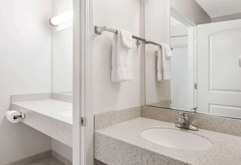 Отель Days Inn By Wyndham Pentwater