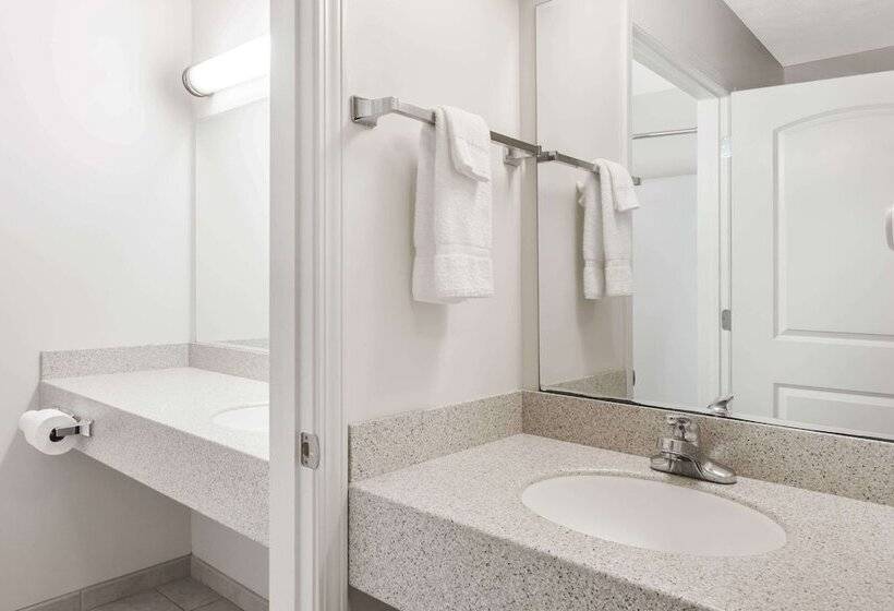 Отель Days Inn By Wyndham Pentwater