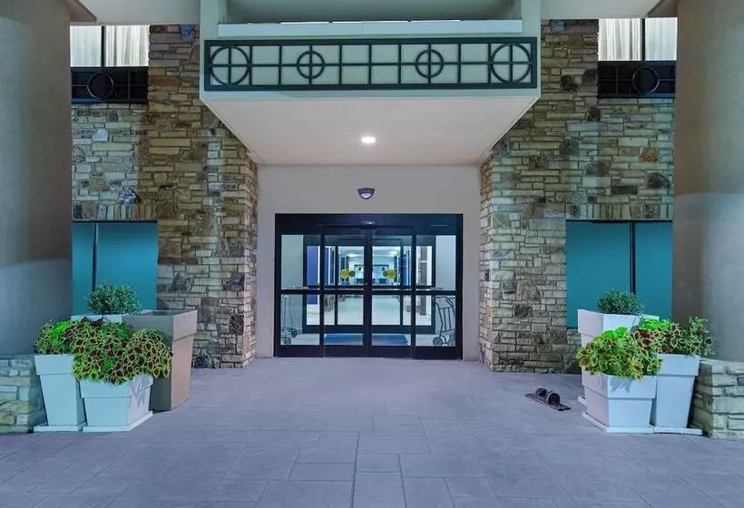 Отель Holiday Inn Express & Suites Cleveland Northwest, An Ihg