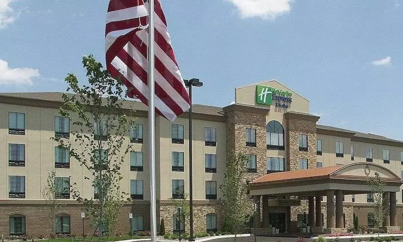 Отель Holiday Inn Express & Suites Cleveland Northwest, An Ihg