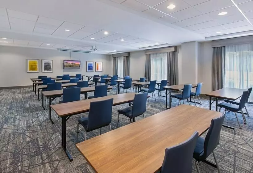 Отель Holiday Inn Express & Suites Cleveland Northwest, An Ihg