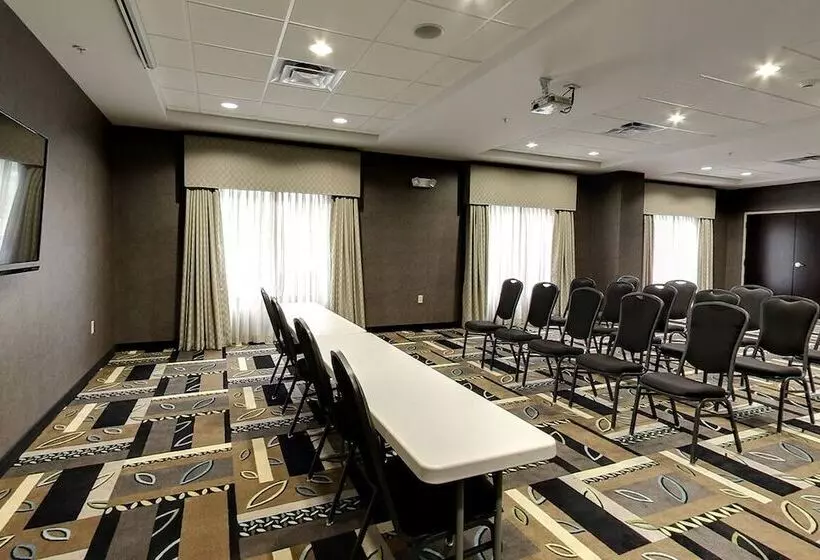 Отель Holiday Inn Express & Suites Cleveland Northwest, An Ihg