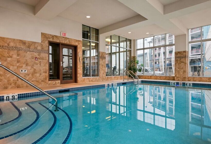 Отель Best Western Plus Chateau Inn Sylvan Lake