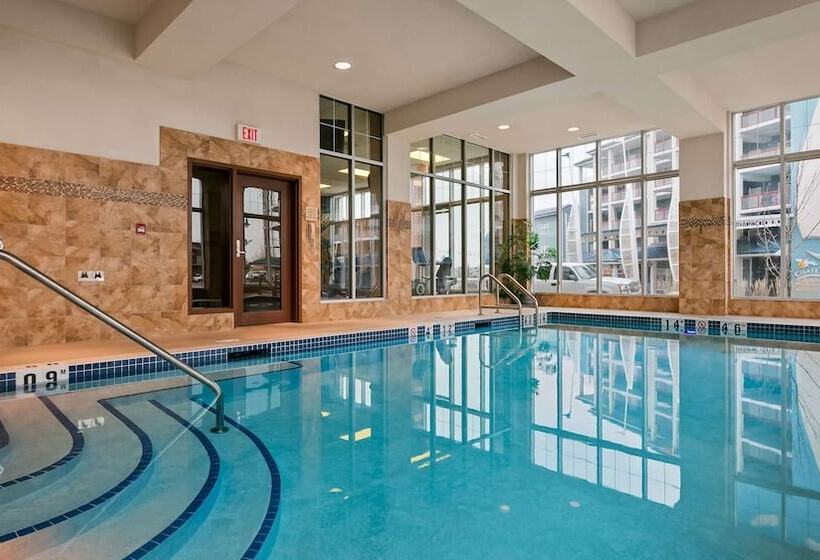 Отель Best Western Plus Chateau Inn Sylvan Lake