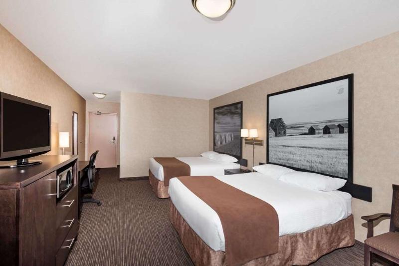 هتل Ramada By Wyndham Estevan