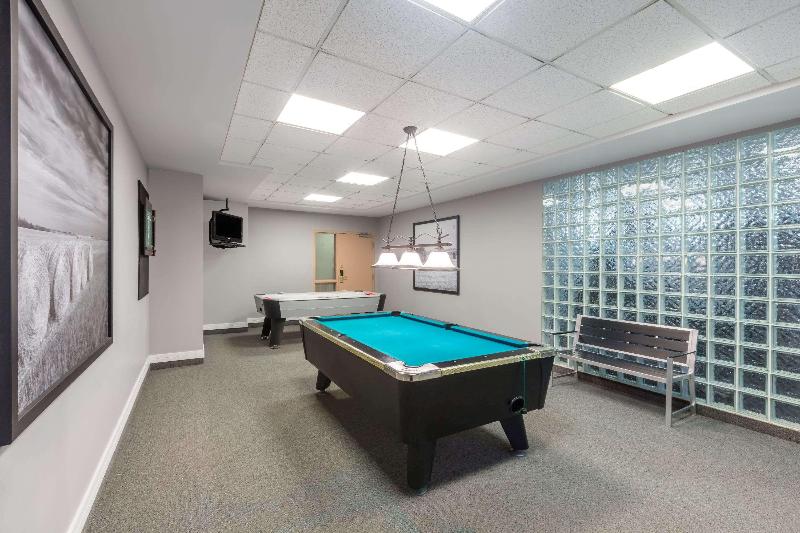 هتل Ramada By Wyndham Estevan