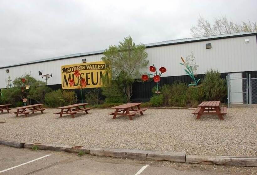 هتل Ramada By Wyndham Estevan