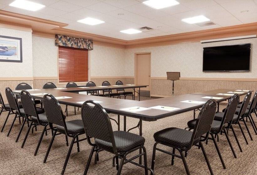 هتل Ramada By Wyndham Estevan