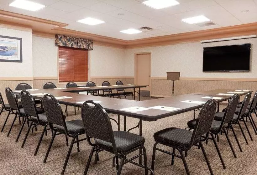 Hotel Ramada By Wyndham Estevan