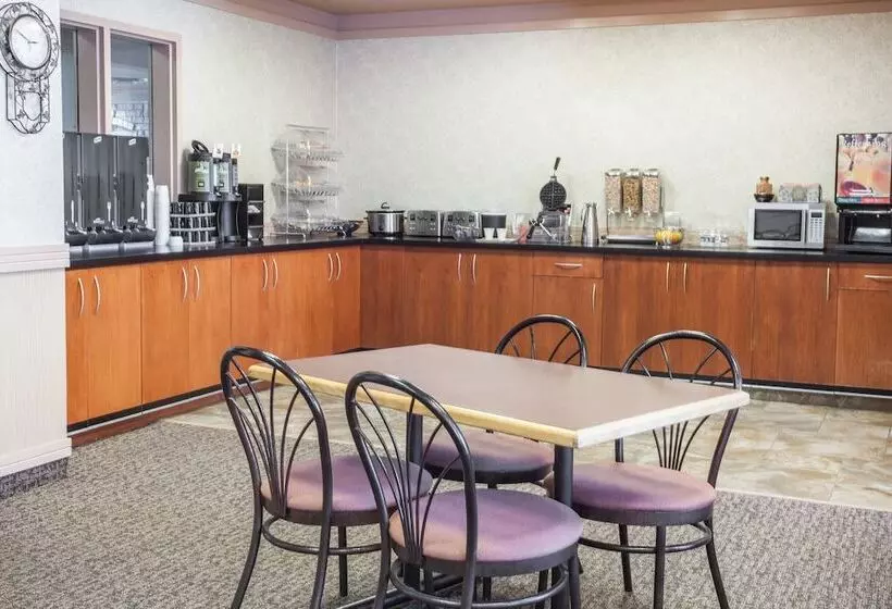 Hotel Ramada By Wyndham Estevan