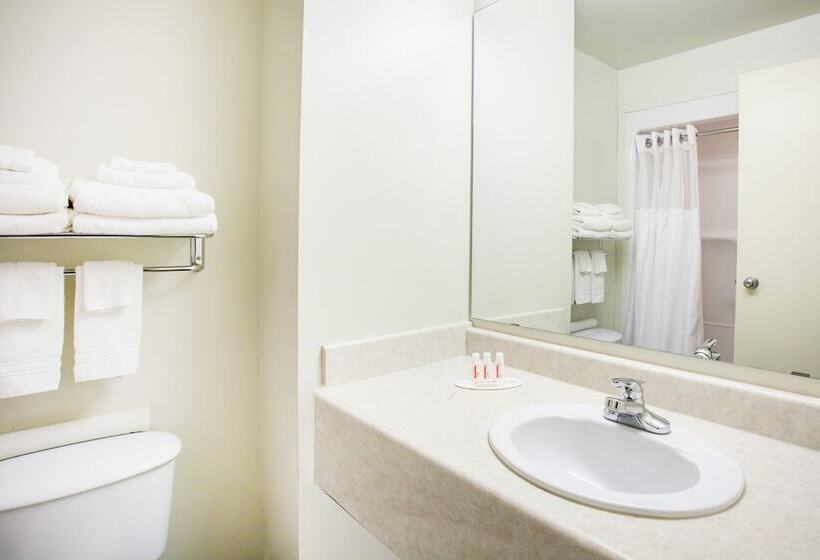 هتل Ramada By Wyndham Estevan