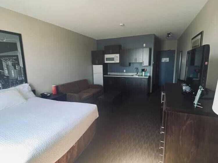 هتل Ramada By Wyndham Estevan