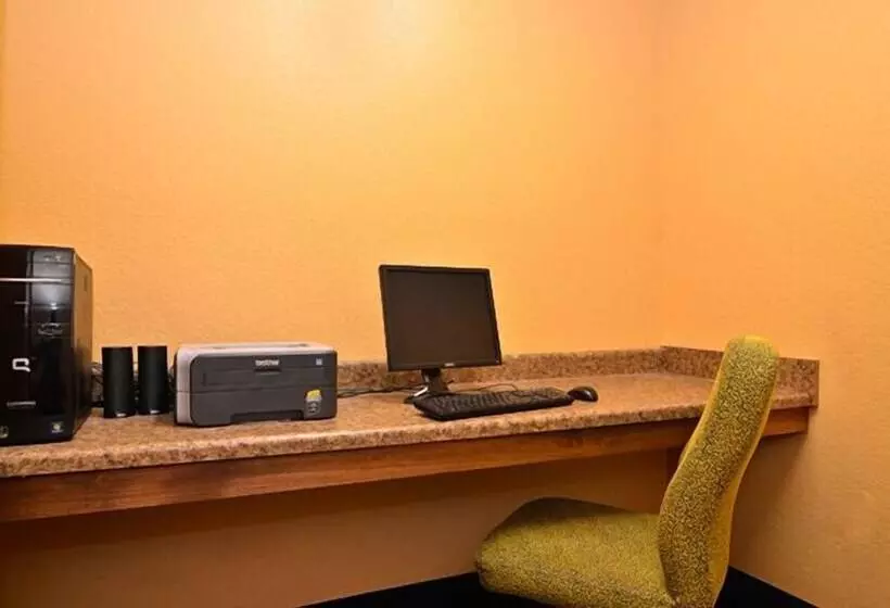 Отель Hiway Inn Express Of Broken Bow