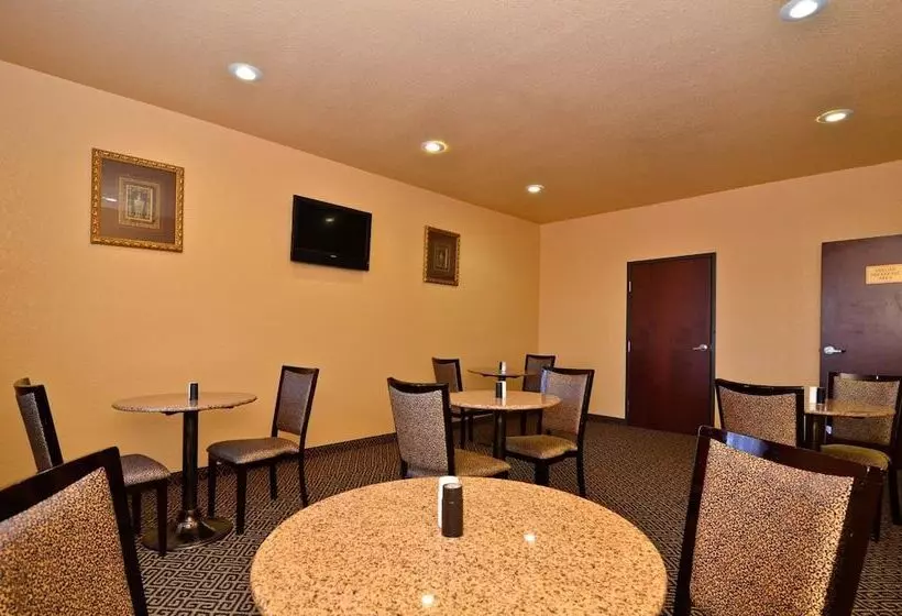 Отель Hiway Inn Express Of Broken Bow