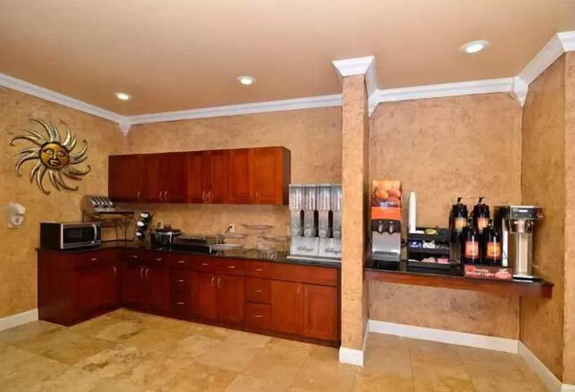 Отель Hiway Inn Express Of Broken Bow