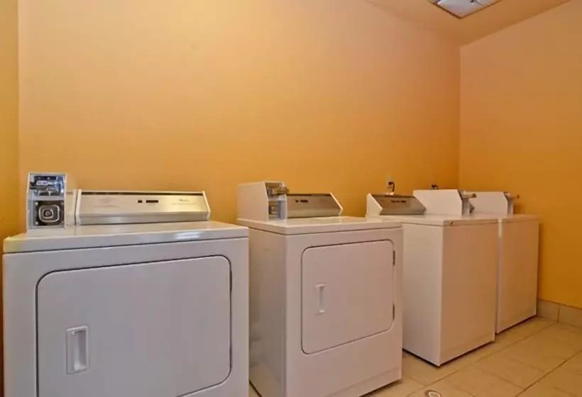 Отель Hiway Inn Express Of Broken Bow