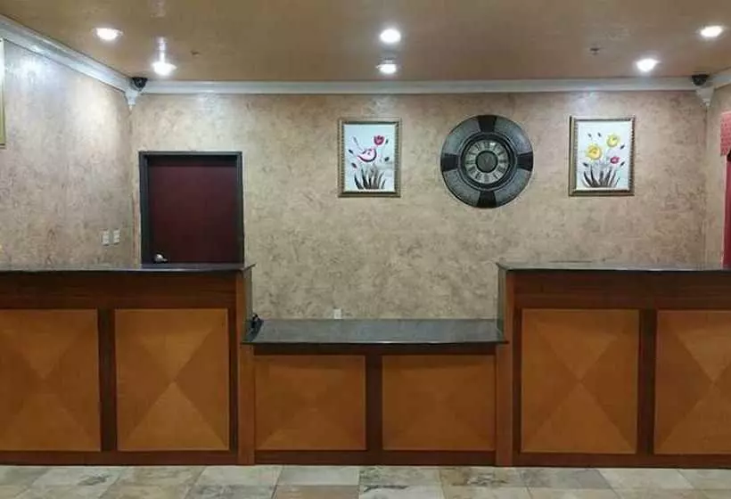 Отель Hiway Inn Express Of Broken Bow