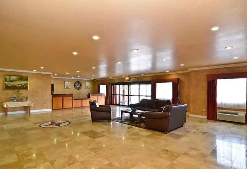 Отель Hiway Inn Express Of Broken Bow