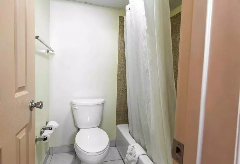 Отель Econo Lodge At Six Flags