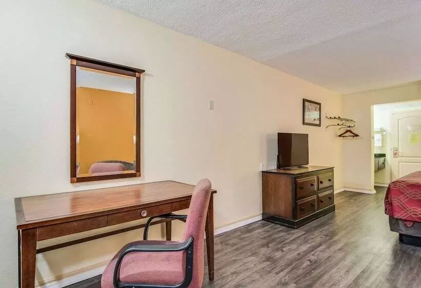 Отель Econo Lodge At Six Flags