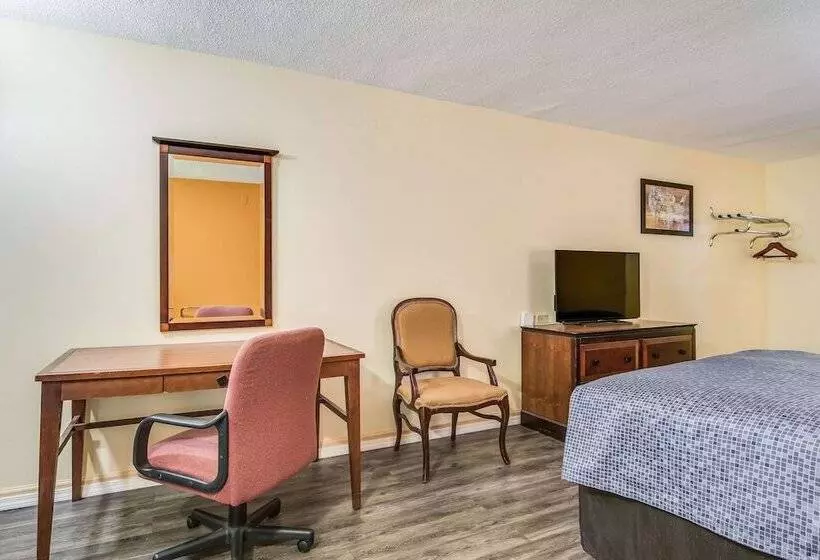 Отель Econo Lodge At Six Flags