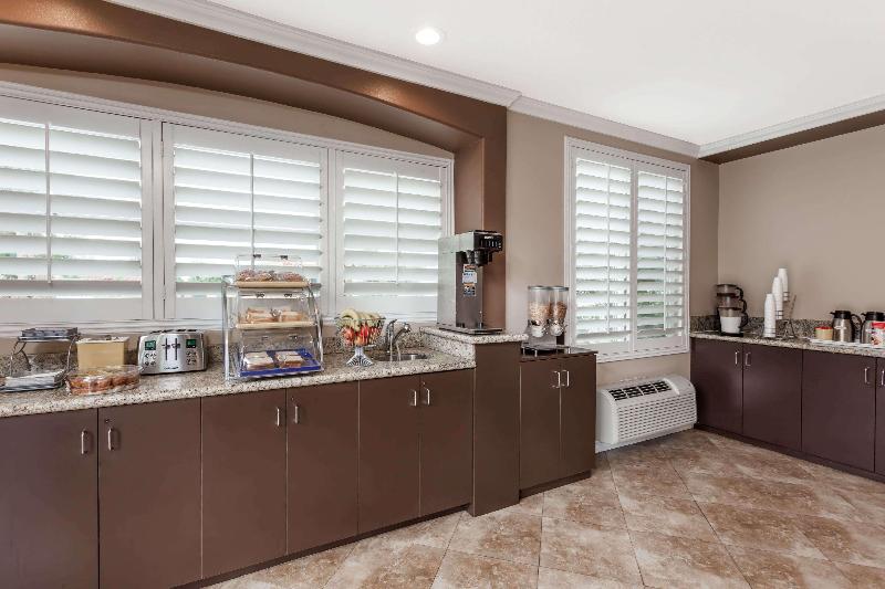 Отель Harbor Inn & Suites