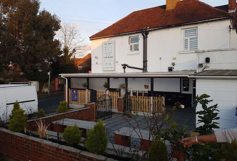 فندق OYO Swan Inn