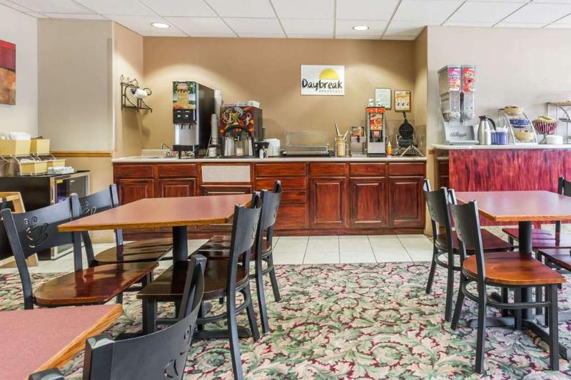 호텔 Quality Inn & Suites