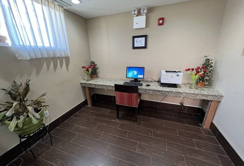 Отель Travelodge By Wyndham Ozone Park