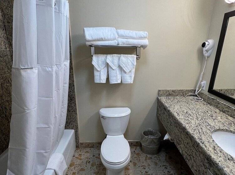 Отель Travelodge By Wyndham Ozone Park