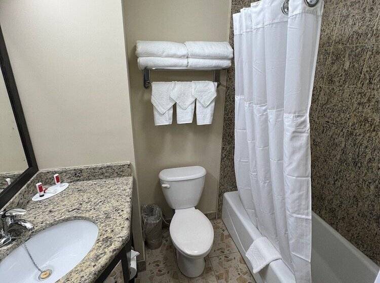 Отель Travelodge By Wyndham Ozone Park