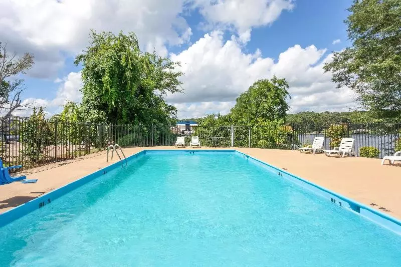 Мотель Lake View Inn & Suites