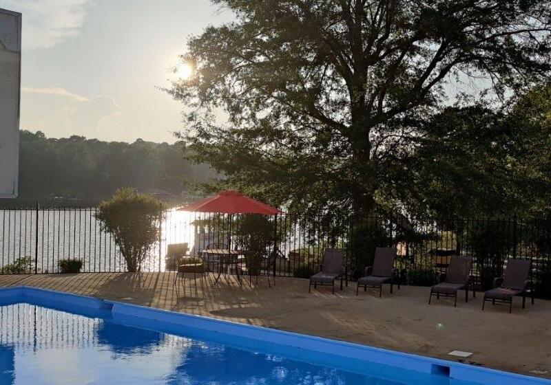 فندق على الطريق Lake View Inn & Suites