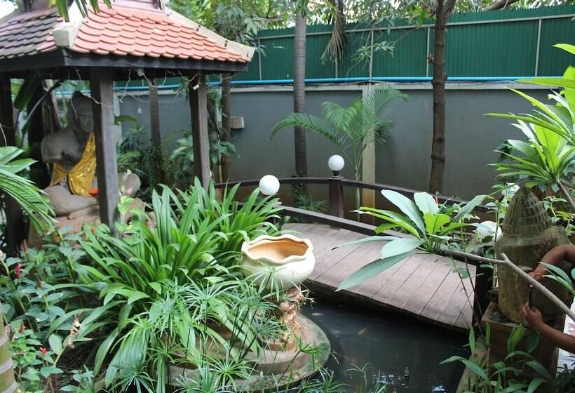 Отель Central Night