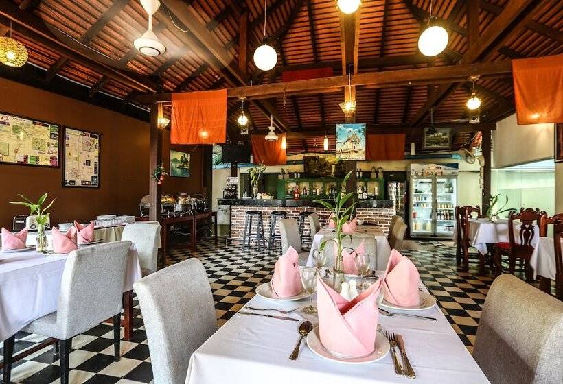 Отель Central Night