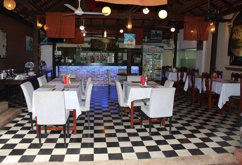 Отель Central Night