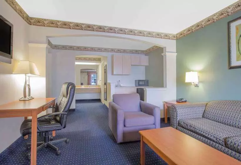 בית מלון כפרי Days Inn By Wyndham Nacogdoches/sfa University/downtown