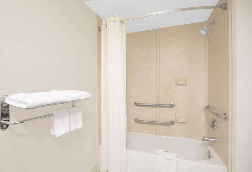 בית מלון כפרי Days Inn By Wyndham Nacogdoches/sfa University/downtown