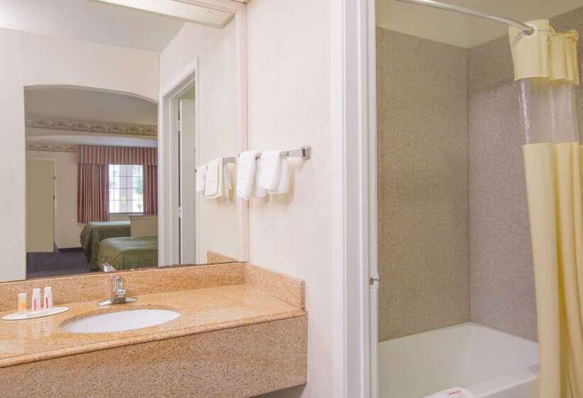 בית מלון כפרי Days Inn By Wyndham Nacogdoches/sfa University/downtown