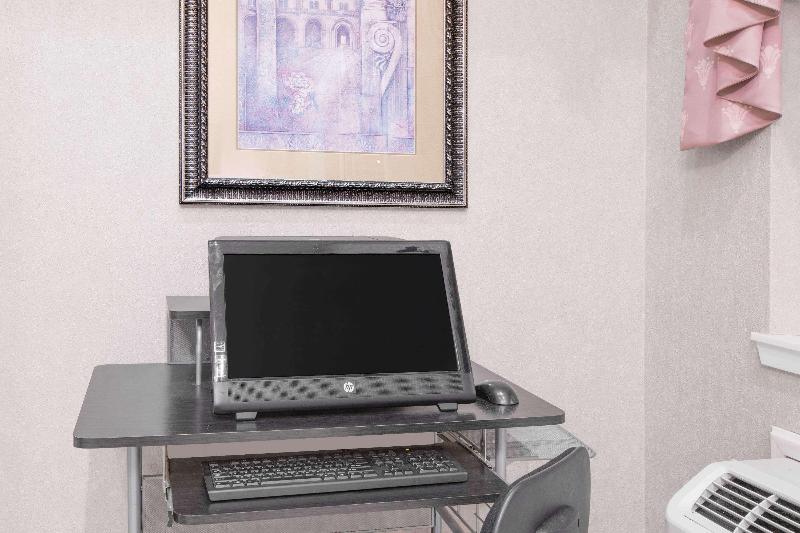 בית מלון כפרי Days Inn By Wyndham Nacogdoches/sfa University/downtown