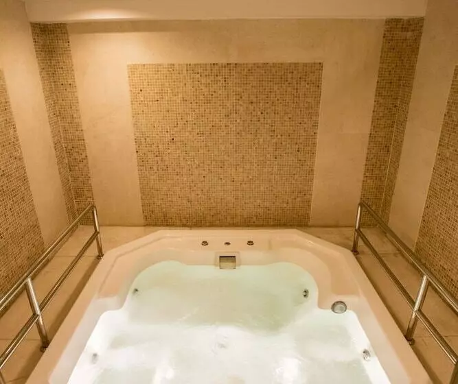 Hope Land Hotel 46/1