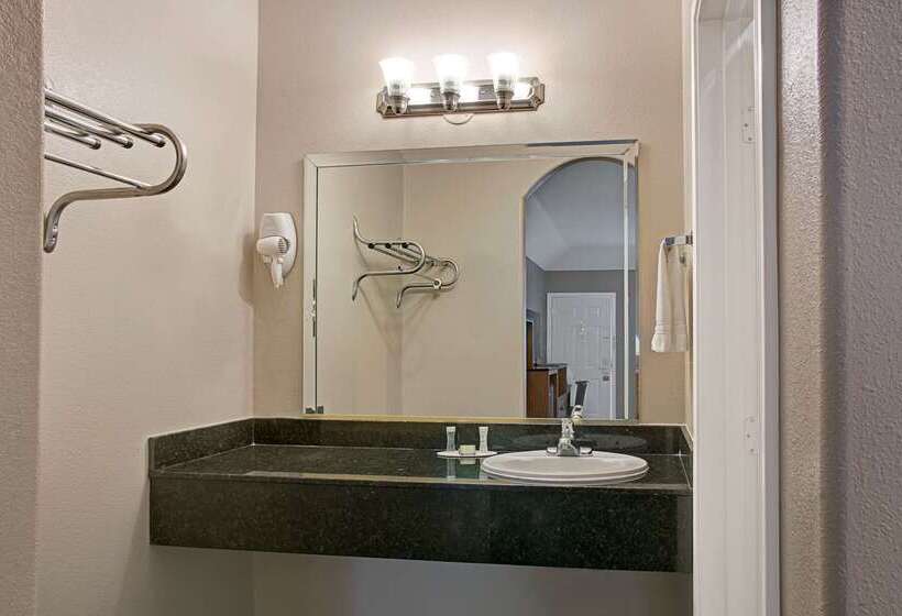 فندق Super 8 By Wyndham Montgomery/ Lake Conroe