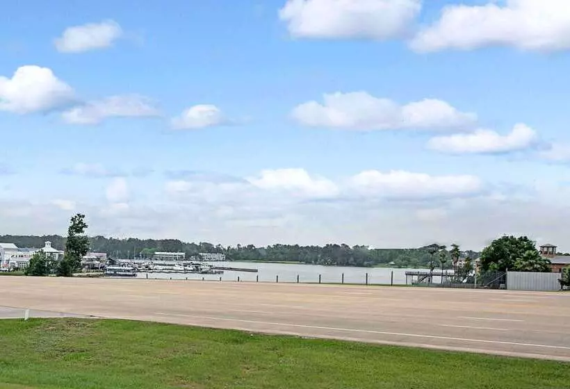 酒店 Super 8 By Wyndham Montgomery/ Lake Conroe