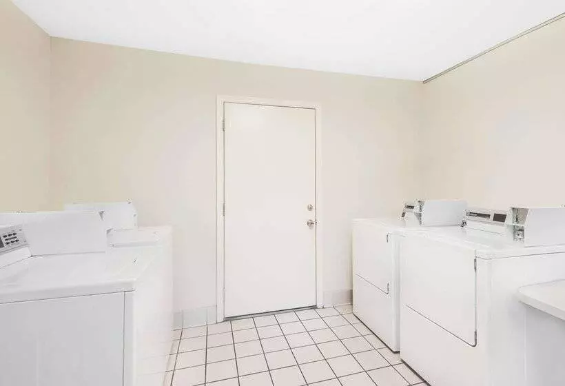 هتل Days Inn By Wyndham Springfield/phil.intl Airport