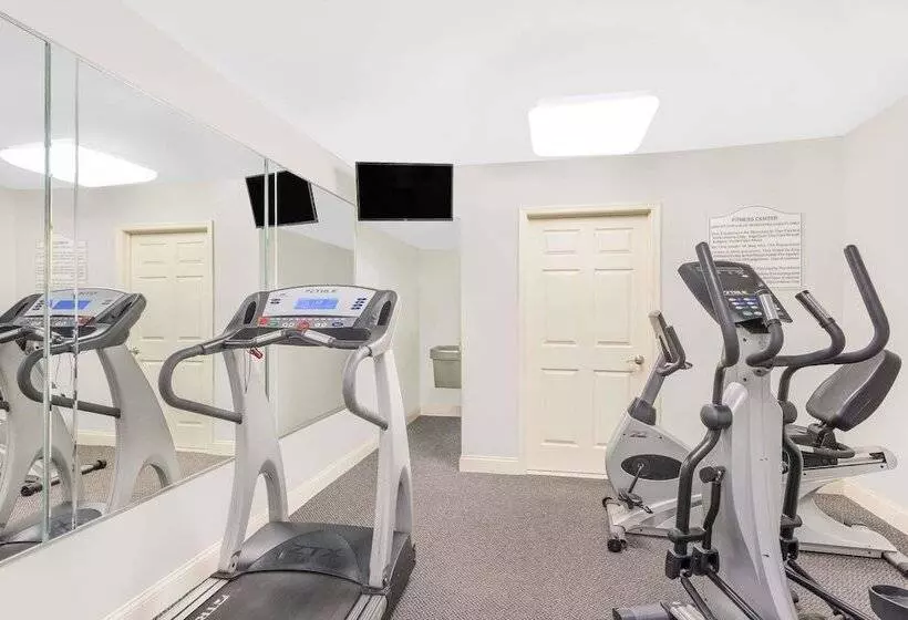 هتل Days Inn By Wyndham Springfield/phil.intl Airport