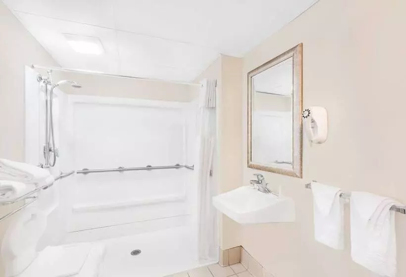 هتل Days Inn By Wyndham Springfield/phil.intl Airport